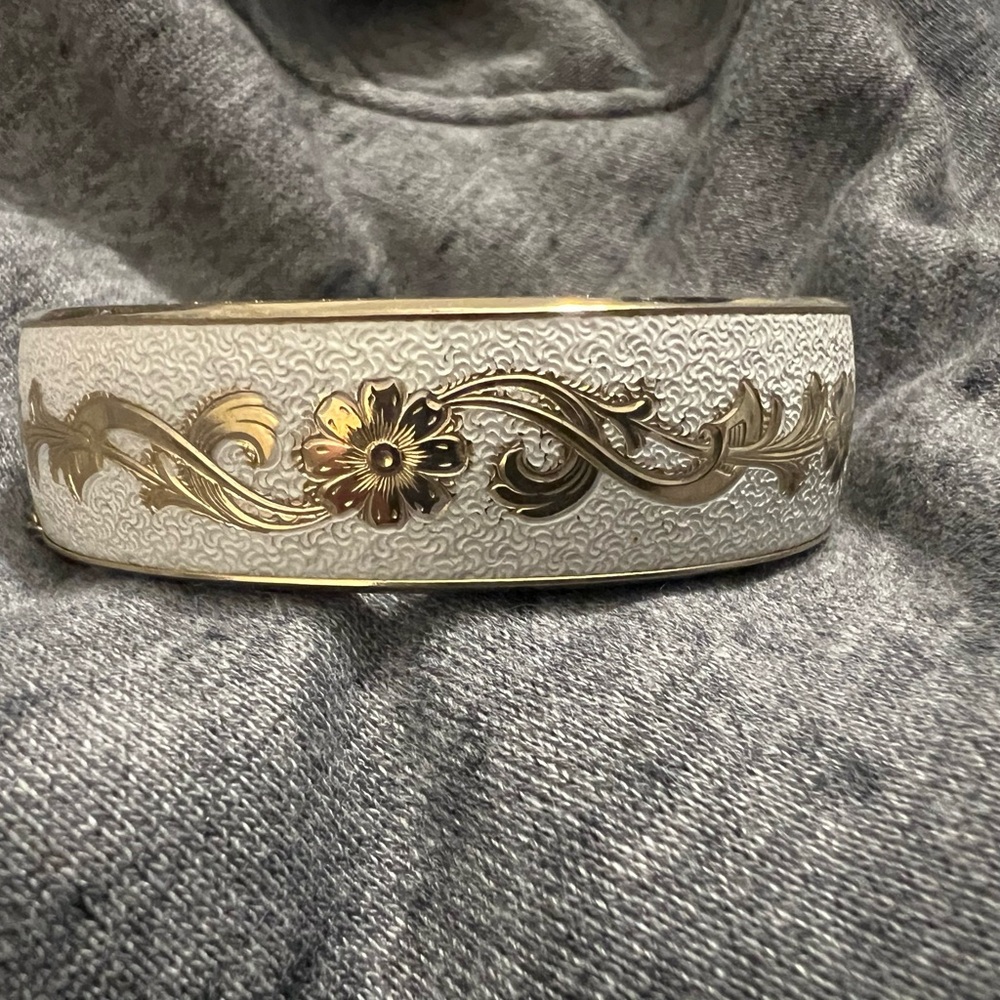 Elegant Gold and White Floral Bangle